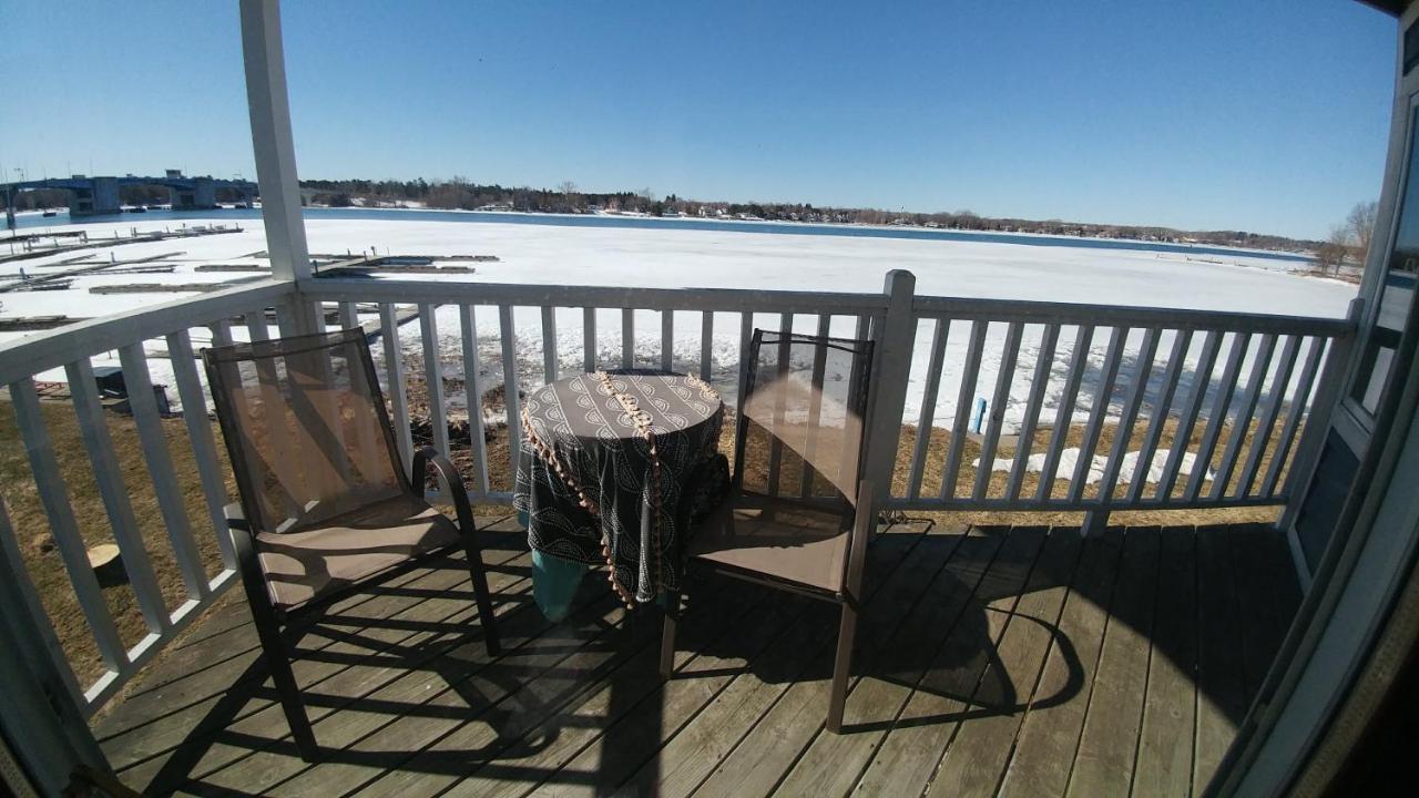 Snug Harbor Inn Sturgeon Bay Exterior photo