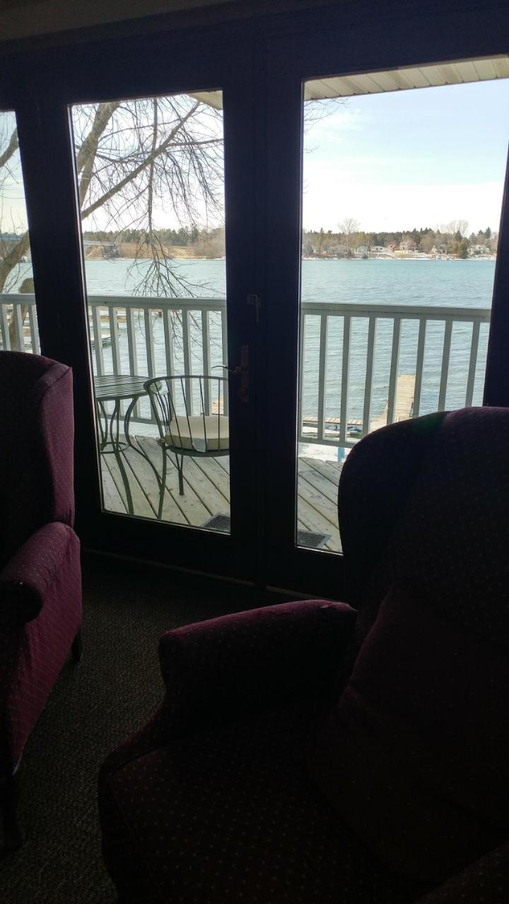 Snug Harbor Inn Sturgeon Bay Exterior photo