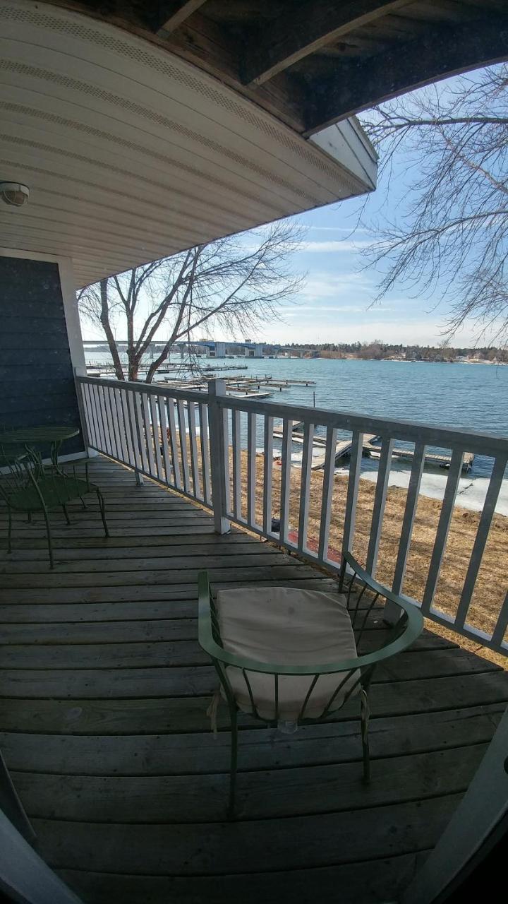 Snug Harbor Inn Sturgeon Bay Exterior photo