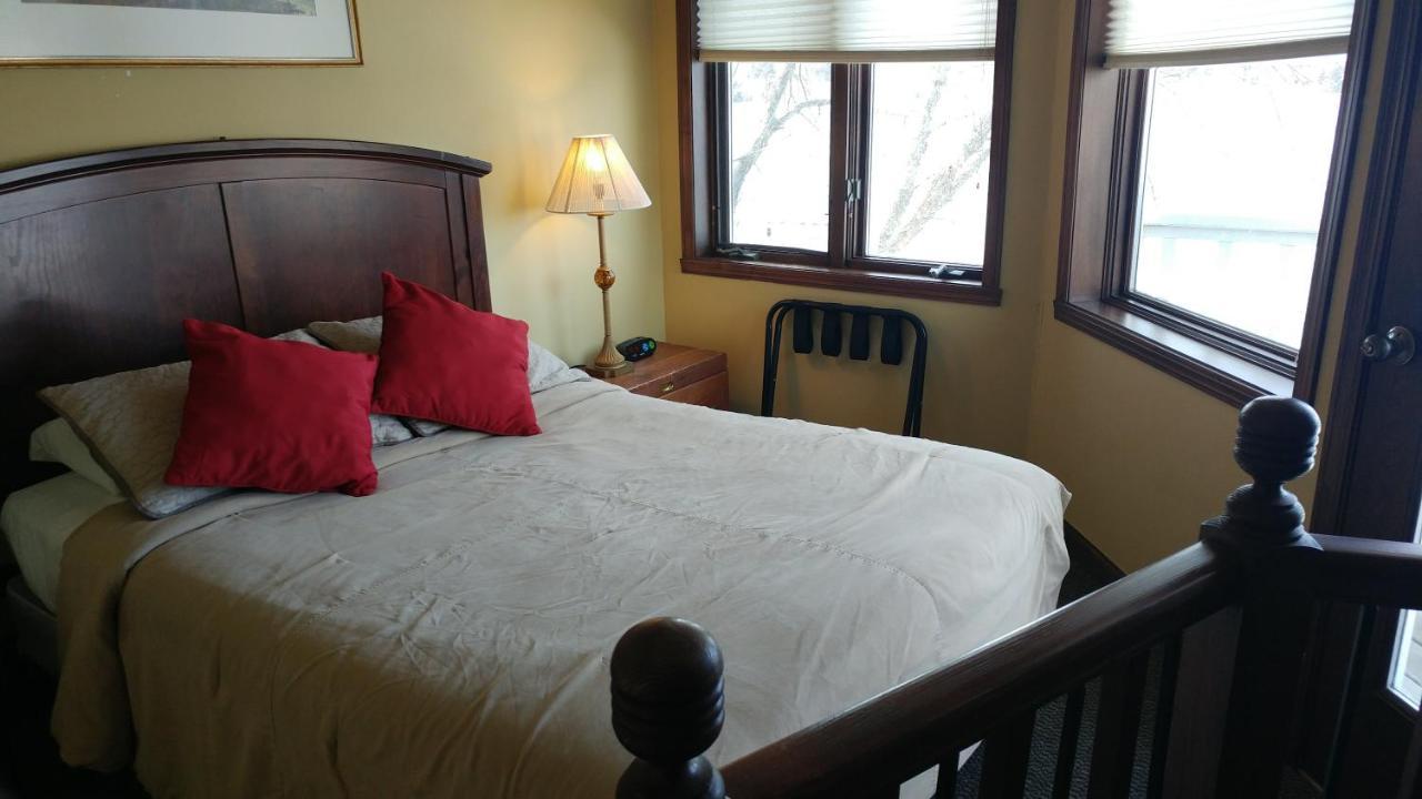 Snug Harbor Inn Sturgeon Bay Exterior photo