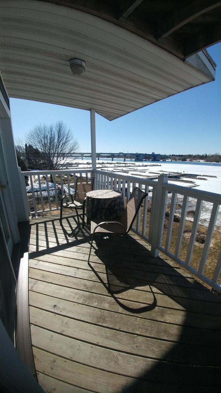 Snug Harbor Inn Sturgeon Bay Exterior photo